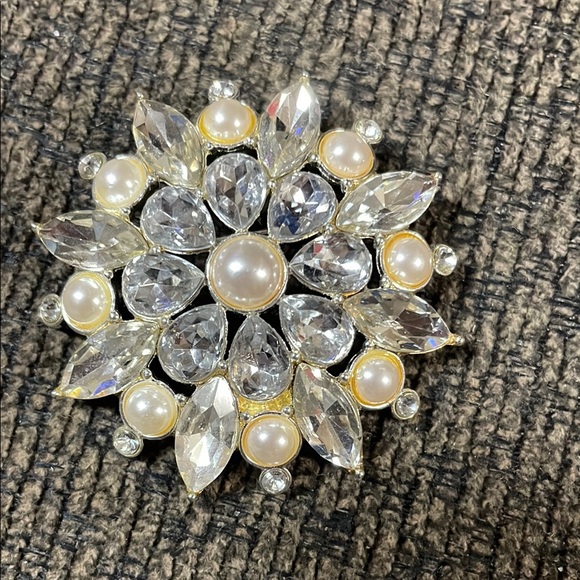 Avon Jewelry - Avon collectible Crystal and Pearl Brooch